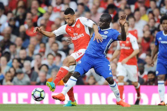 Kante - áo xanh - làm chủ hoàn toàn khu trung tuyến trong trận derby London cuối tuần qua.