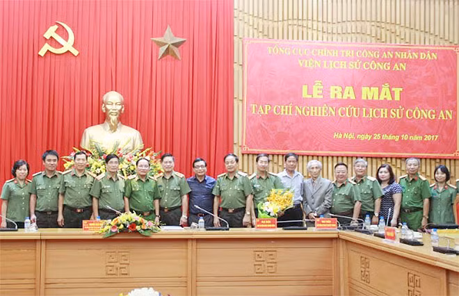 Trung tướng Nguyễn Xuân Mười với các đồng chí trong ban biên tập và đại biểu dự Lễ ra mắt.