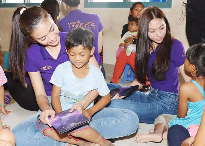 Những người đẹp tham dự cuộc thi HHHV Việt Nam 2017 trao tặng quà