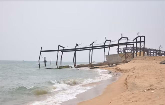 Cơ sở đóng tàu vận tải biển của Vinashin Phú Yên bị đổ nát sau khi dự án đóng tàu 4.100 DWT thất bại.