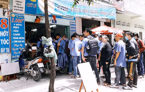 Ảnh sinh viên xếp hàng chờ mua cơm từ thiện đăng trên Facebook của Vũ Tuấn Anh.