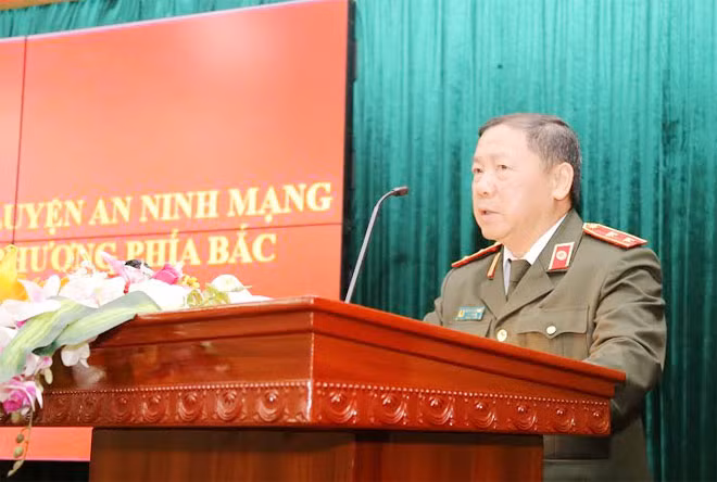 Trung tướng Hoàng Phước Thuận phát biểu khai mạc khóa học. Trung tướng Hoàng Phước Thuận phát biểu khai mạc khóa học.
