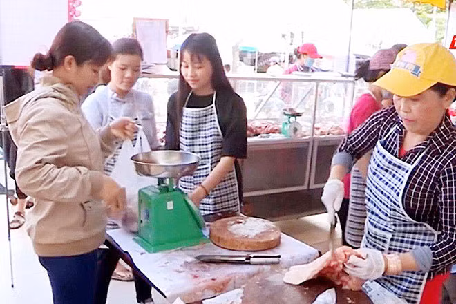 Người tiêu dùng quan tâm nhiều đến vấn đề thịt lợn đảm bảo chất lượng. Người tiêu dùng quan tâm nhiều đến vấn đề thịt lợn đảm bảo chất lượng.