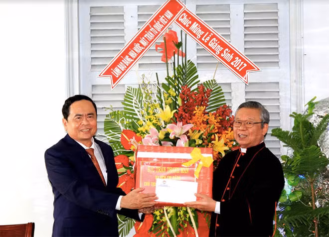 Chủ tịch UBTU7MTTQ Việt Nam Trần Thanh Mẫn, chúc mừng Giáng sinh Tổng Giám mục Tri Bửu Thiên và đồng bào Công giáo Giáo phận Cần Thơ.