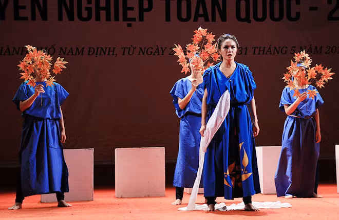 Diễn viên trẻ Nguyễn Thị Duyên hóa thân thành Mê đê – vai diễn giúp cô đoạt huy chương vàng của cuộc thi.
