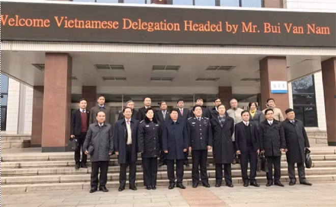Thứ trưởng Bùi Văn Nam cùng Đoàn công tác cấp cao Bộ Công an Việt Nam thăm Trường Đại học Công an nhân dân Trung Quốc.
