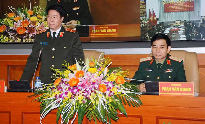 Thượng tướng Bùi Văn Nam, Thứ trưởng Bộ Công an và Trung tướng Phan Văn Giang, Thứ trưởng Bộ Quốc phòng chỉ đạo hội nghị. Thượng tướng Bùi Văn Nam, Thứ trưởng Bộ Công an và Trung tướng Phan Văn Giang, Thứ trưởng Bộ Quốc phòng chỉ đạo hội nghị.