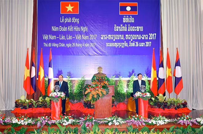 Thủ tướng Nguyễn Xuân Phúc và Thủ tướng Thongloun Sisoulith phát động Năm Đoàn kết hữu nghị Việt Nam-Lào, Lào-Việt Nam 2017. Ảnh: VGP/Quang Hiếu.