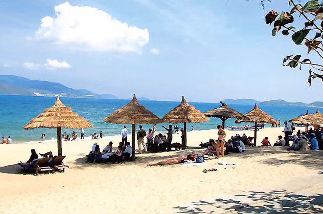 Bãi biển Mỹ Khê là một trong những điểm đến của du khách trong và ngoài nước.
