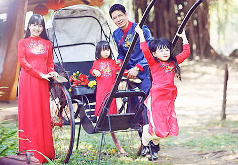 Gia đình nghệ sĩ Bình Minh - Anh Thơ tạo dáng với áo dài.