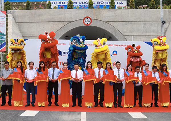 Sau gần 5 năm, hầm Đèo Cả được đưa vào sử dụng. Ảnh: Xuân Ngọc. Sau gần 5 năm, hầm Đèo Cả được đưa vào sử dụng. Ảnh: Xuân Ngọc.