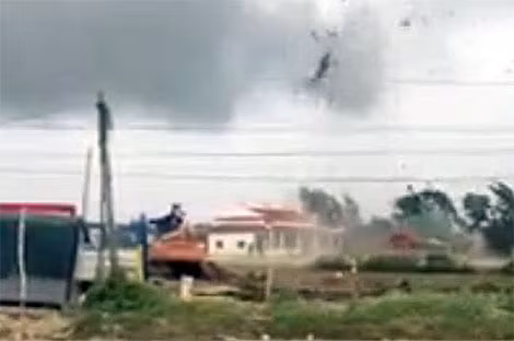 Lốc xoáy làm sập gần chục nhà dân và nhiều chòi canh tôm cũng sập, tốc mái.