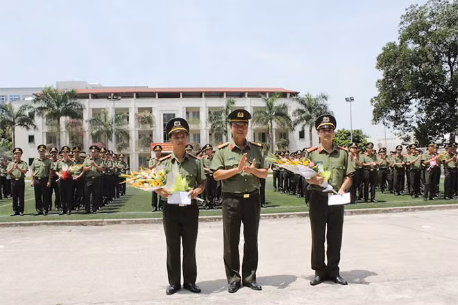 Đại tá Nguyễn Bá Tuấn trao giải cho các đơn vị đạt giải.