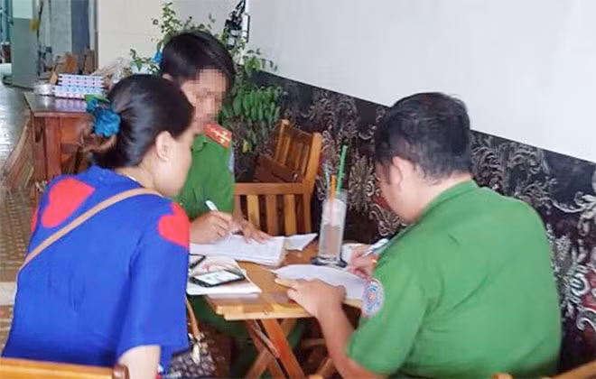Chị Diễm làm việc với Công an phường 3, TP Sóc Trăng.
