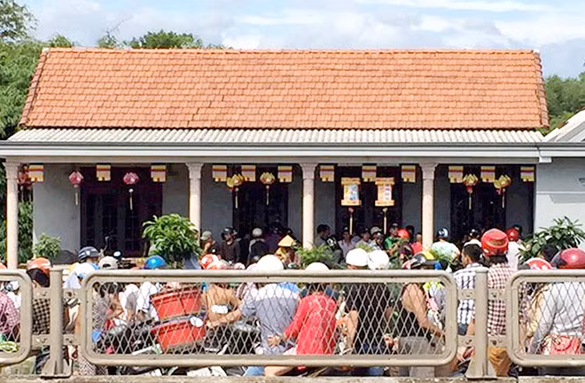 Đông người tụ tập tại nhà anh Võ Văn Thắng (xã Hải Chánh, huyện Hải Lăng, tỉnh Quảng Trị) sau tin đồn bắt cóc trẻ em trên Facebook.