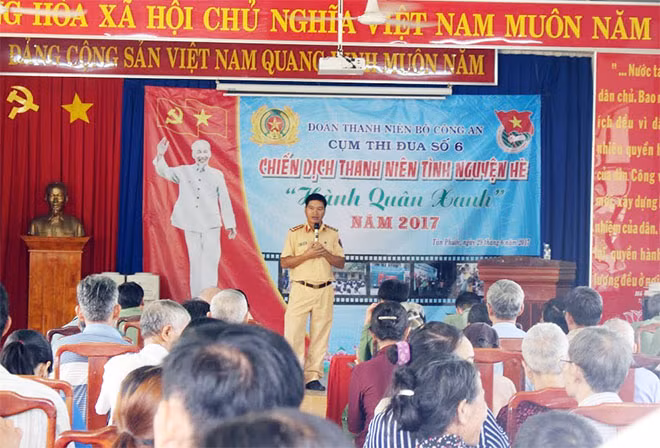 Tổ chức chương trình Tuyên truyền Luật giao thông đường bộ cho người dân.