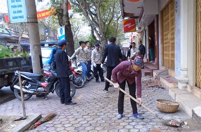 Vi phạm vỉa hè bị nhắc nhở xử lý.