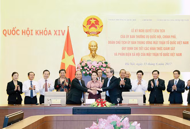 Chủ tịch Quốc hội Nguyễn Thị Kim Ngân, Thủ tướng Nguyễn Xuân Phúc và Chủ tịch Ủy ban Trung ương Mặt trận Tổ quốc Việt Nam Nguyễn Thiện Nhân thực hiện Lễ ký. Ảnh: TTXVN. Chủ tịch Quốc hội Nguyễn Thị Kim Ngân, Thủ tướng Nguyễn Xuân Phúc và Chủ tịch Ủy ban Trung ương Mặt trận Tổ quốc Việt Nam Nguyễn Thiện Nhân thực hiện Lễ ký. Ảnh: TTXVN.