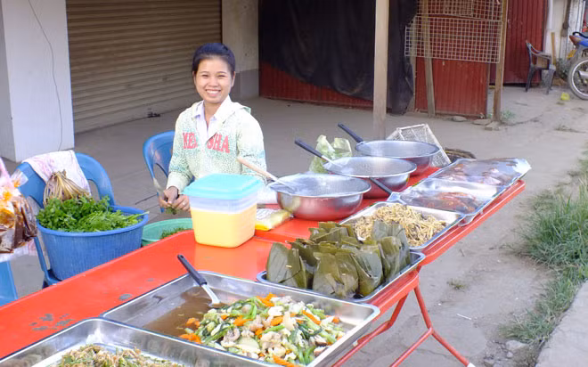 Một quán bán thức ăn ở Luông Pra Băng.