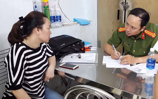 Cán bộ điều tra lấy lời khai bà Nguyễn Thị Tuyết Nhung, chủ cơ sở giết mổ vi phạm.