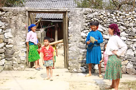 Bên bờ rào đá.