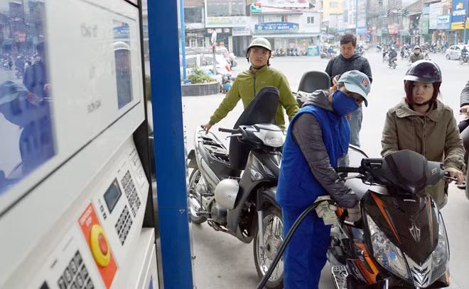 Nếu phí môi trường xăng dầu tăng, sẽ tác động trực tiếp tới doanh nghiệp vận tải và người dân. Nếu phí môi trường xăng dầu tăng, sẽ tác động trực tiếp tới doanh nghiệp vận tải và người dân.