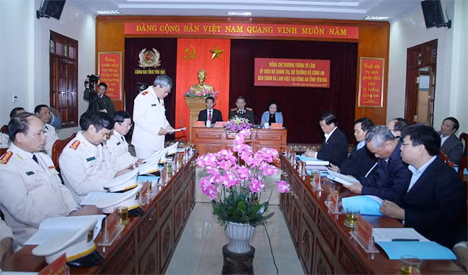 Thiếu tướng Đặng Trần Chiêu, Giám đốc Công an tỉnh báo cáo đồng chí Bộ trưởng công tác đảm bảo ANTT trên địa bàn.