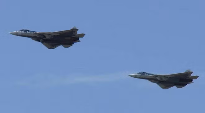 Đã có kỳ vọng rằng năm nay chiếc Su-57 sẽ ra mắt khi đã được lắp động cơ mới theo đúng chuẩn dành cho tiêm kích thế hệ 5, giúp nó bay hành trình ở tốc độ siêu âm và tránh bộc lộ tín hiệu hồng ngoại.
