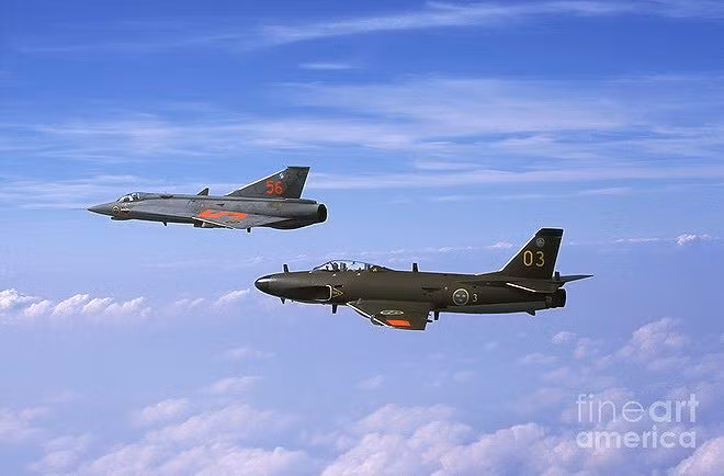 J-35 Draken thực hiện chuyến bay đầu tiên ngày 25/10/1955, chính thức ra mắt ngày 8/3/1960 và được sản xuất hàng loạt trong giai đoạn 1955 - 1974 với tổng số 651 chiếc.