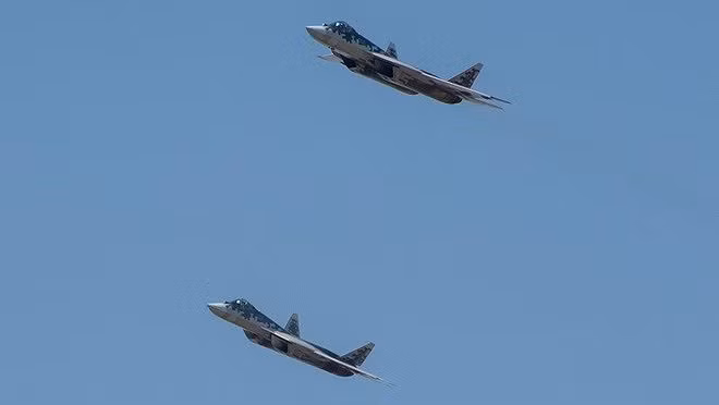 Sau rất nhiều mong mỏi của người dân Nga cũng như giới truyền thông thì cuối cùng chiếc Su-57 cũng được ra mắt công chúng công khai trong một sự kiện lớn.
