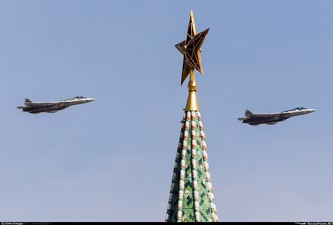 Su 57 là tiêm kích tàng hình thế hệ 5 của hãng chế tạo máy bay lừng danh Sukhoi.