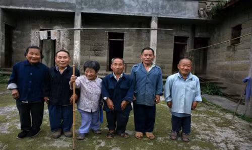 Nhiều người đã bỏ làng ra đi do lo sợ hội chứng “ngắn người” ám ảnh, thế hệ sau đã cao hơn thế hệ trước, dù chỉ một chút.