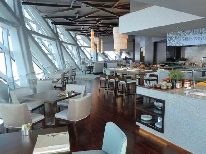 Tháp nghiêng 18 độ về hướng tây, gấp bốn lần Tháp nghiêng nổi tiếng Pisa, Ý