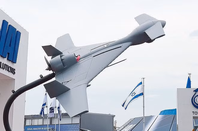 Giao thức của UAV khi hoạt động chủ yếu căn cứ vào bản đồ địa hình kỹ thuật số nạp sẵn trong bộ nhớ và tham chiếu vệ tinh. Đối với UAV tấn công tự sát của Israel, ngoài 2 kênh dẫn đường trên nó còn được tích hợp cả bộ thu sóng thụ động từ đài radar của đối phương để tìm tới. Điều này khiến các loại UAV tấn công của Israel như Harpy hay Harop hoàn toàn vô hình trước mọi phương tiện trinh sát điện tử của đối phương.