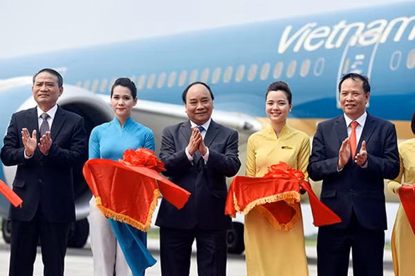Thủ tướng Chính phủ Nguyễn Xuân Phúc (giữa) cắt băng chào mừng chuyến bay Boeing 787 đầu tiên đến Cảng Hàng không Quốc tế mới Cát Bi (Hải Phòng).