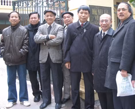 Nhà văn Ngôn Vĩnh (thứ 2 từ trái qua) và các bạn văn tại Hội nhà văn Việt Nam.