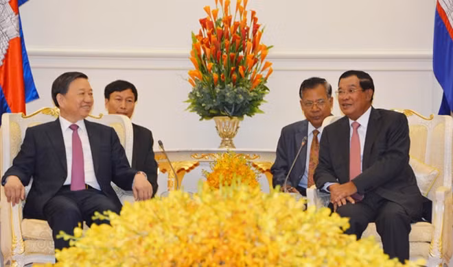 Bộ trưởng Tô Lâm chào xã giao Săm đéc Hun Sen, Thủ tướng Chính phủ Hoàng gia Campuchia.