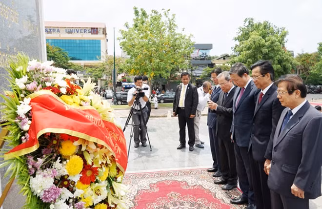 Bộ trưởng Tô Lâm đặt vòng hoa tại Đài độc lập và Đài tưởng niệm hữu nghị Việt Nam - Campuchia