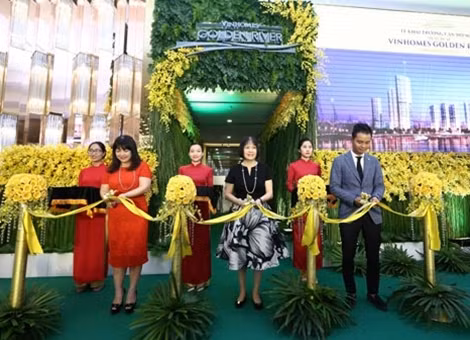 Đại diện Chủ đầu tư - Tập đoàn Vingroup cắt băng khai trương, chính thức ra mắt căn hộ mẫu Vinhomes Golden River.