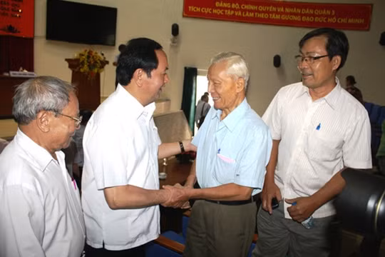 Chủ tịch nước Trần Đại Quang thăm hỏi cử tri.