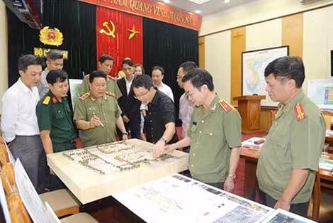 Thứ trưởng Bùi Văn Thành nghe các nhà thầu, kiến trúc sư trình bày ý tưởng thiết kế.