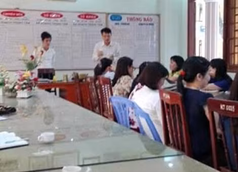 Nhóm thanh niên tiếp thị ngay trong giờ họp tại 1 trường THCS.