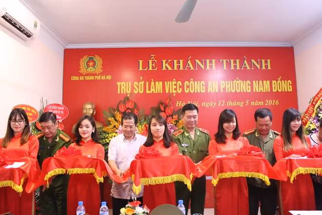 Thiếu tướng Đinh Văn Toản, Phó Giám đốc Công an TP Hà Nội cùng các đại biểu cắt băng khánh thành.