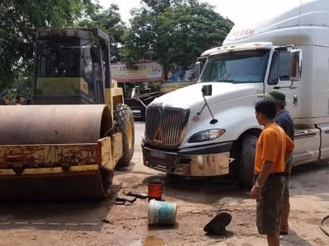 Hiện trường nơi xẩy ra vụ tai nạn khiến bà Hoa tử vong tại chỗ.