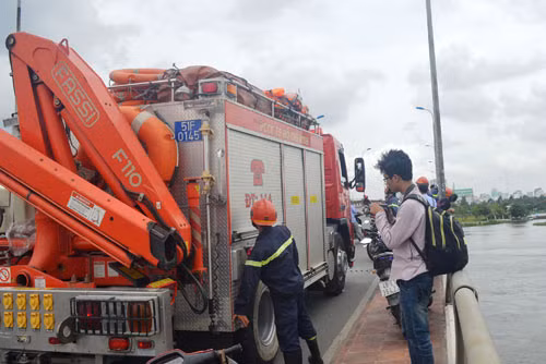 Các lực lượng triển khai công tác tìm kiếm nạn nhân.