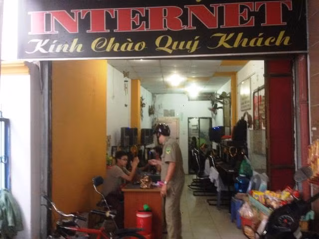Hiện trường vụ án tại tiệm internet.