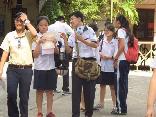 Thí sinh kết thúc môn thi Văn sáng 11/6 tại hội đồng thi trường THPT Bùi Thị Xuân, quận 1 TP HCM. Thí sinh kết thúc môn thi Văn sáng 11/6 tại hội đồng thi trường THPT Bùi Thị Xuân, quận 1 TP HCM.