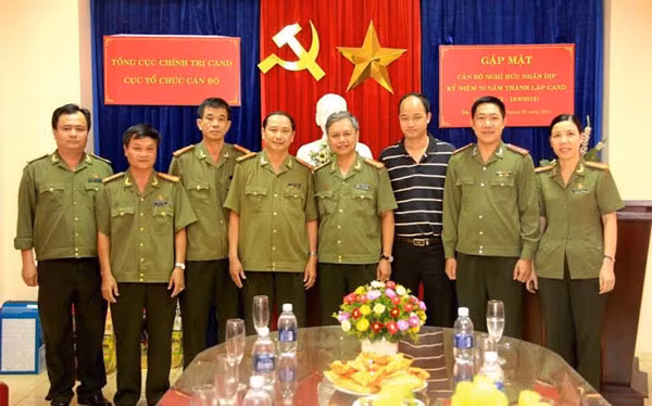 Đại tá Lê Thanh Hải - Phó Giám đốc Công an TP Đà Nẵng, và các thành viên đoàn công tác chụp ảnh cùng đại diện VPTT Báo CAND tại miền Trung, Giao Liên Bộ Công an, Bộ phận cán bộ địa phương tại miền Trung- Tây Nguyên và Truyền hình CAND.