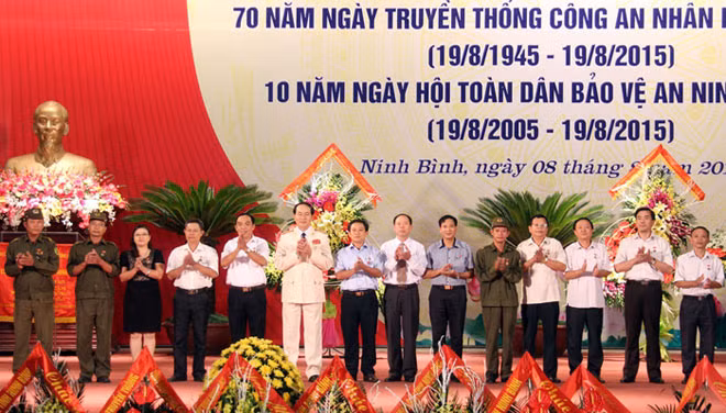 Bộ trưởng Trần Đại Quang trao kỷ niệm chương Vì ANTQ tặng các cá nhân tiêu biểu.