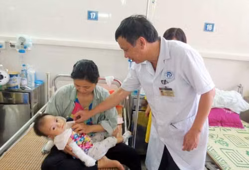 Bác sĩ Nguyễn Thống – Trưởng khoa Bỏng, Bệnh viện Đa khoa Xanh Pôn Hà Nội khám bệnh cho trẻ bị bỏng. Bác sĩ Nguyễn Thống – Trưởng khoa Bỏng, Bệnh viện Đa khoa Xanh Pôn Hà Nội khám bệnh cho trẻ bị bỏng.